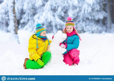 παιδιά-που-κάνουν-το-χειμερινό-χιονάνθρωπο-τα-παίζουν-στο-χιόνι-127960898 (1)